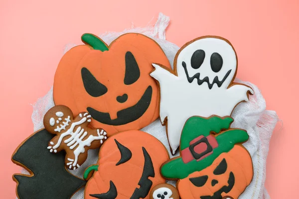 El yapımı yemek zencefilli Halloween kabak, hayaletler, yarasa ve pembe arka plan üzerinde sceletons — Stok fotoğraf
