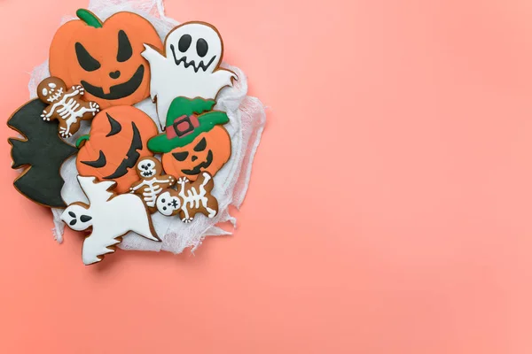 The hand-made eatable gingerbread Halloween pumpkin, ghosts, bat and sceletons on pink background — Stock Photo, Image