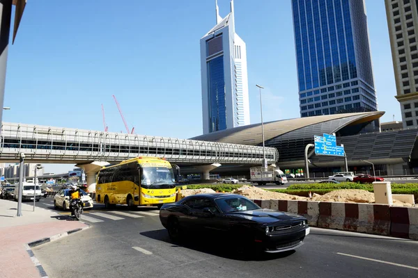 DUBAI, UAE - NOVEMBER 19: The Dubai cars traffic is near Dubai Metro station and Emirates Towers on November 19, 2017 — Stock Photo, Image