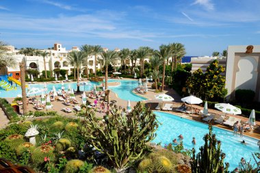 SHARM EL SHEIKH, EGYPT - 29 Kasım 2013 'te turistler Sharm el Sheikh, Mısır' da popüler bir otelde tatildeler. 2013 yılında Mısır 'ı 12 milyona kadar turist ziyaret etti.