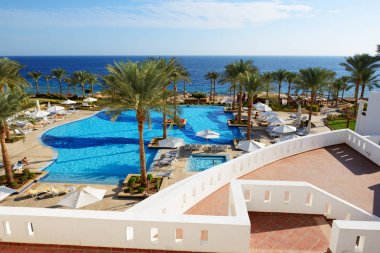 Yüzme Havuzu ve lüks hotel, Sharm el Sheikh, Mısır kumsalda