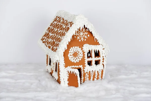 The hand-made eatable gingerbread house and snow decoration — Stock Photo, Image