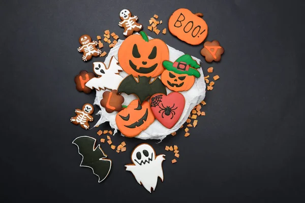The hand-made eatable gingerbread Halloween pumpkin, ghosts, bat and sceletons on black background — Stock Photo, Image