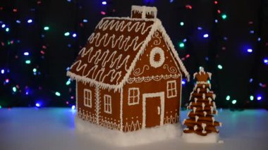 El yapımı yemeklik zencefilli ev, Yeni Yıl ağacı, kar dekorasyonu, çelenk arka plan aydınlatma