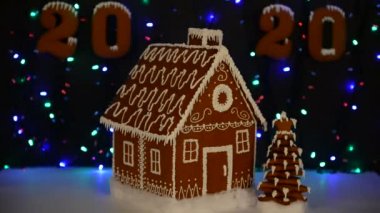 El yapımı yemeklik zencefilli ev, Yeni Yıl ağacı, 2020 yazıt, kar dekorasyonu, çelenk arka plan aydınlatma