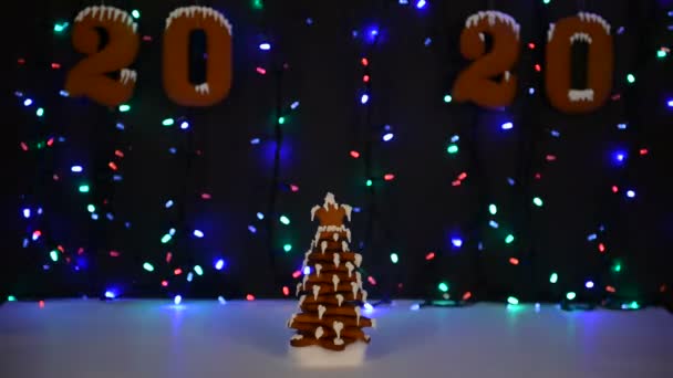 Handgemaakte Eetbaar Peperkoek Nieuwjaar Boom 2020 Inscriptie Sneeuw Decoratie Garland — Stockvideo