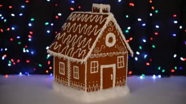 El yapımı yiyilebilir Gingerbread ev, kar dekorasyon, çelenk arka plan aydınlatma