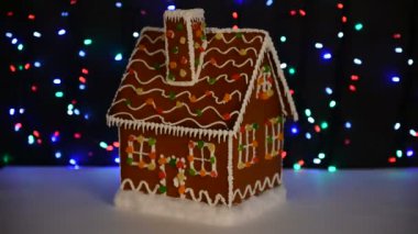 El yapımı yiyilebilir Gingerbread ev, kar dekorasyon, çelenk arka plan aydınlatma