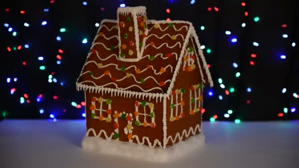 手作りの食べられるジンジャーブレッドハウス 雪の装飾 花輪の背景照明 — ストック動画
