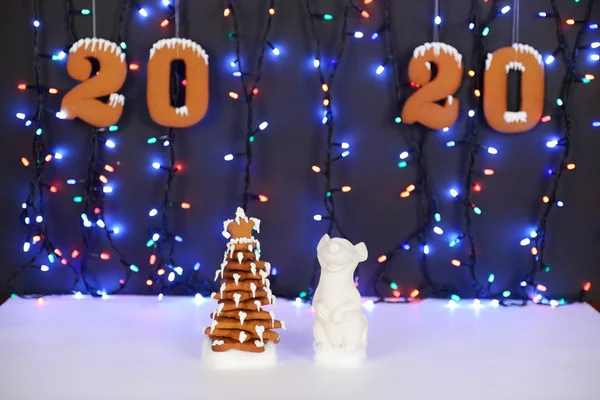 La casa de pan de jengibre comestible hecho a mano, ratón - símbolo del año 2020, árbol de Año Nuevo, decoración de nieve, iluminación de fondo de guirnalda — Foto de Stock