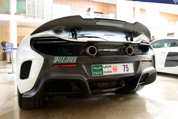 ДУБАЙ, ОАЭ - 17 НОЯБРЯ: McLaren 675LT полиции Дубая спортивный шрам на Дубайском автосалоне 2017 17 ноября 2017 года — стоковое фото