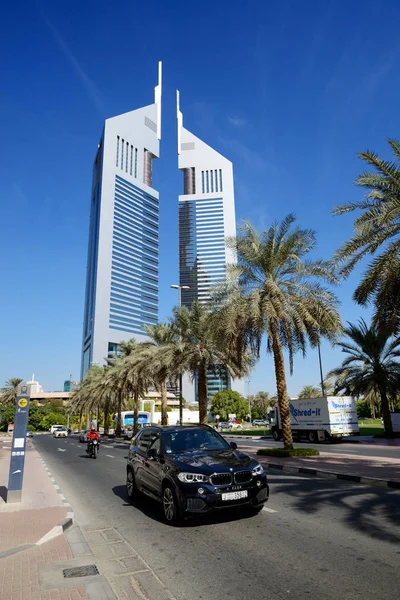 Dubai, VAE-19 november: de Emirates Towers en BMW X5 SUV op 19 november 2017. Het Emirates Towers-complex ligt in meer dan 570.000 m2 — Stockfoto