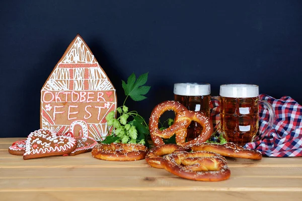 A casa de gengibre comestível feita à mão, cerveja, lúpulo, pretzels para a festa de outubro — Fotografia de Stock