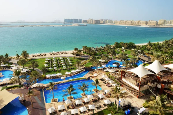 Pláž s výhledem na jumeirah palm muž-vyrobené ostrov, Dubaj, Spojené arabské emiráty — Stock fotografie