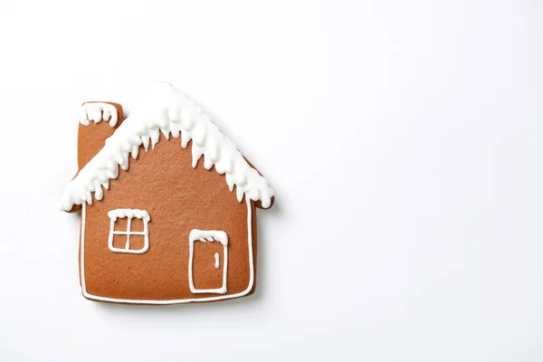 Das handgemachte Lebkuchenhaus auf weißem Hintergrund — Stockfoto