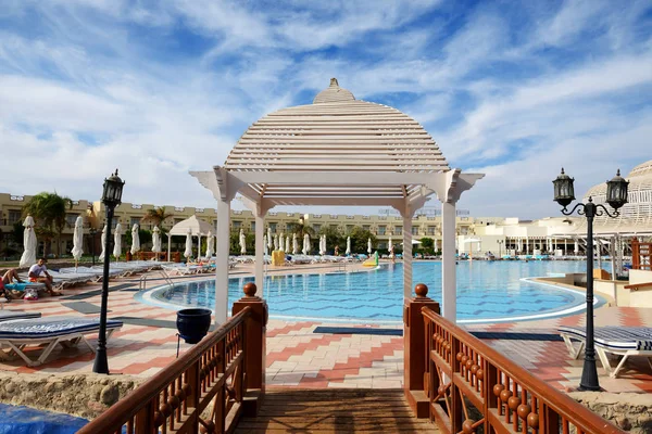 SHARM EL SHEIKH, EGYPT - NOVEMBER 30: Turisterna är på semester på populära hotell den 30 november 2013 i Sharm el Sheikh, Egypten. Upp till 12 miljoner turister har besökt Egypten år 2013. — Stockfoto