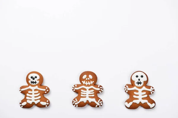 Съедобные вручную пряничные скелеты Хэллоуина на белом "Б" — стоковое фото