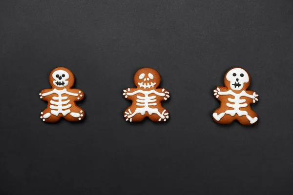 The hand-made eatable gingerbread Halloween sceletons on black background — Stock Photo, Image