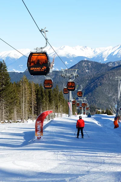 JASNA, ESLOVÁQUIA - JANEIRO 20: O parque de neve, esquiadores e teleférico em Jasna Low Tatras. É a maior estância de esqui na Eslováquia com 49 km de pistas em 20 de janeiro de 2017 em Jasna, Eslováquia — Fotografia de Stock