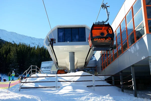 JASNA, SLOWAKEI - 22. JANUAR: Die Skifahrer und die Seilbahnstation Brhliska in Jasna Niedere Tatra. Es ist das größte Skigebiet in der Slowakei mit 49 km Pisten am 22. Januar 2017 in Jasna, Slowakei — Stockfoto