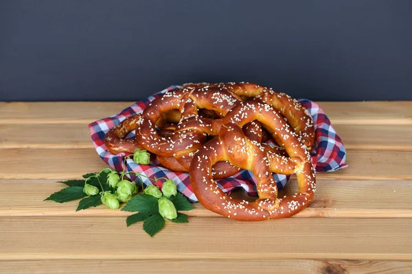 Los pretzels y el lúpulo hechos a mano para la fiesta del Octoberfest —  Fotos de Stock