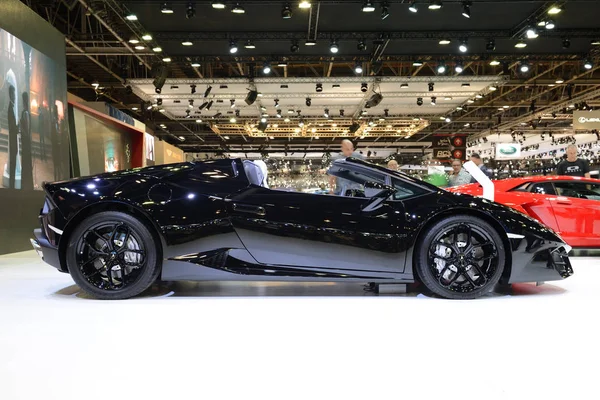DUBAI, UAE - NOVEMBER 17: The Lamborghini Huracan Spyder  sportscar is on Dubai Motor Show 2017 on November 17, 2017 — Stock Photo, Image