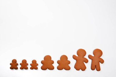 Beyaz arka planda el yapımı zencefilli çörekler.