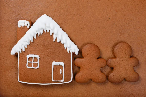 Das handgemachte essbare Lebkuchenhaus, kleine Männer auf Lebkuchenhintergrund — Stockfoto