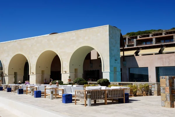 克里特岛, 希腊-5月15日: 游客 enjoiying 在2014年5月15日在希腊克里特岛的豪华酒店度假。预计将有多达1600万名游客在2014年内访问希腊. — 图库照片