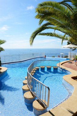 Yüzme Havuzu ve turkuaz su hotel, Mallorca Island, İspanya