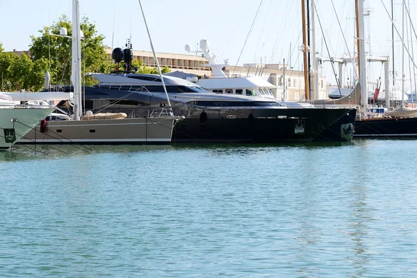 Widok na przystań z nowoczesnymi jachtami, Majorka, Hiszpania — Zdjęcie stockowe