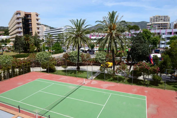 Mallorca, Spanje - 29 mei: De tennisbaan in het hotel op 29 mei 2015 in Mallorca, Spanje. Naar verwachting zullen tot 60 mln toeristen Spanje in 2015 bezoeken. — Stockfoto