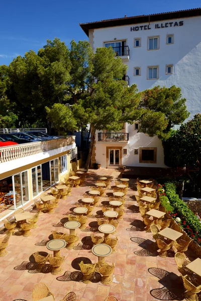 MALLORCA, ESPAÑA - 29 DE MAYO: El restaurante al aire libre en hotel de lujo el 29 de mayo de 2015 en Mallorca, España. Hasta 60 millones de turistas visitarán España en el año 2015 . —  Fotos de Stock