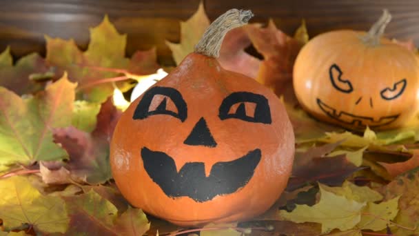 Schwenk Nach Vorn Auf Orangefarbene Kürbisse Die Für Halloween Bemalt — Stockvideo