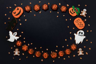 El yapımı yemek zencefilli Halloween yazıt, kabak, hayaletler, yarasa ve siyah arka plan üzerinde sceletons