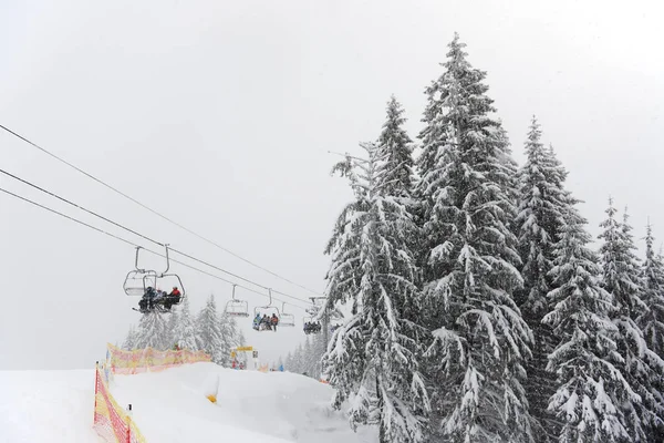 BUKOVEL, UCRAINA - 25 DICEMBRE: Gli sciatori sono su una funivia nella stazione sciistica di Bukovel. È la più grande stazione sciistica dell'Ucraina con 68 km di piste il 25 dicembre 2018 a Bukovel, Ucraina — Foto Stock
