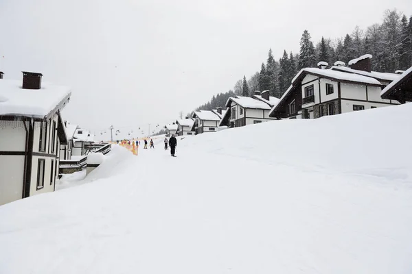 Ferienhäuser und Skipisten im Skigebiet Bukovel., Ukraine — Stockfoto