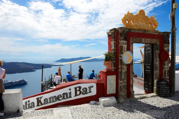 Fira Grécia Maio Vista Sobre Cidade Fira Turistas Desfrutando Suas — Fotografia de Stock