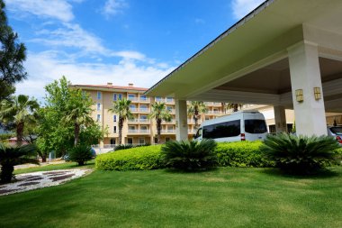 Turist taşımacılığı için modern otobüs, Türkiye 'nin Antalya kentindeki otelin girişine yakındır.