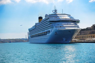 VALLETTA, MALTA - 22 Nisan 2015 tarihinde turistlerle birlikte Costa Fascinosa yolcu gemisi Valletta, Malta 'da limandadır. 2015 yılında 1.6 milyondan fazla turistin Malta 'yı ziyaret etmesi bekleniyor.