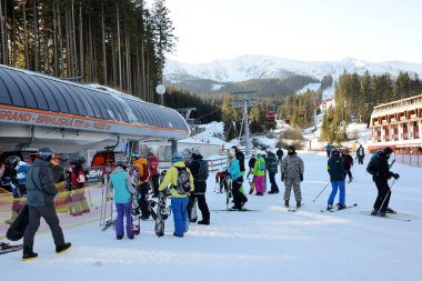 JASNA, SLOVAKIA - 22 Ocak: Jasna Low Tatras 'taki kayakçılar ve Brhliska kablo istasyonu. 22 Ocak 2017 tarihinde Slovakya 'nın Jasna kentinde 49 kilometrelik pistleriyle Slovakya' nın en büyük kayak merkezidir.
