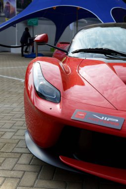 DUBAI, BAE - 16 Kasım 2019 tarihinde Ferrari LaFerrari spor arabası Dubai Motor Show 2019 'dadır. 