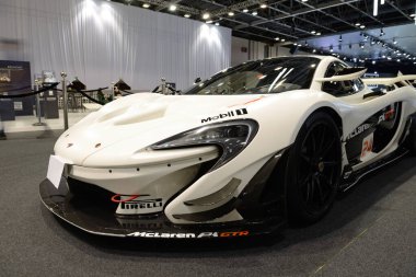 DUBAI, BAE - 16 Kasım 2019 tarihinde McLaren P1 GTR yarış arabası Dubai Motor Show 2019 'dur. 