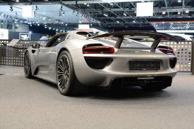 DUBAI, BAE - 16 Kasım 2019 tarihinde Porsche 918 Spyder Sportscar Dubai Motor Show 2019 'dadır. 