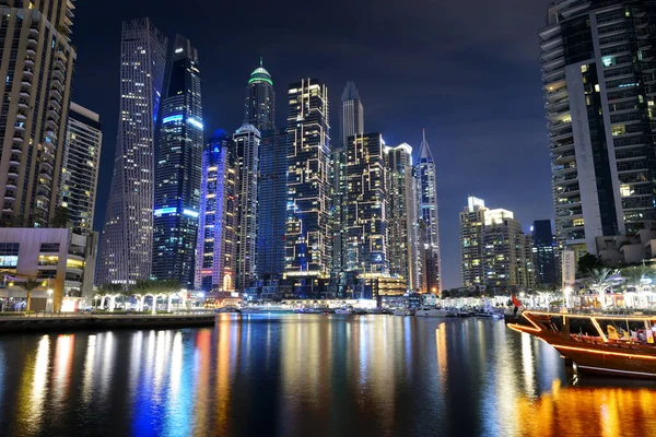 Dubai, Uae - 15 Kasım 2019 'da Dubai Marina ve Cayan Kulesi' nin Dubai, Uae 'de gece aydınlanması
