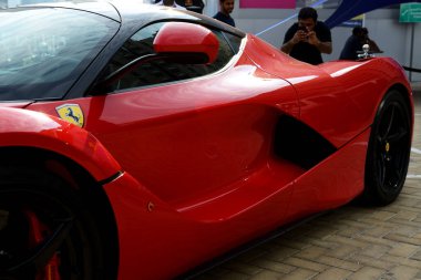 DUBAI, BAE - 16 Kasım 2019 tarihinde Ferrari LaFerrari spor arabası Dubai Motor Show 2019 'dadır. 