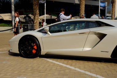 DUBAI, BAE - 16 Kasım 2019 'da Dubai Motor Show 2019' da Lamborghini Aventador S Coupe spor araba yarışması var. 