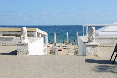 ODESA, UKRAINE - 25 Eylül 2020 'de Ukrayna' nın Odesa kentinde güneş banyosu yapan insanlar. 