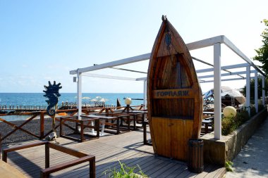 ODESA, UKRAINE - 25 Eylül 2020 'de Ukrayna' nın Odesa kentindeki restoran plaja yakındır.. 