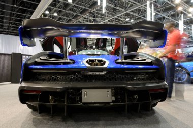 DUBAI, BAE - 16 Kasım 2019 'da McLaren Senna yarış arabası Dubai Motor Show 2019' dur 